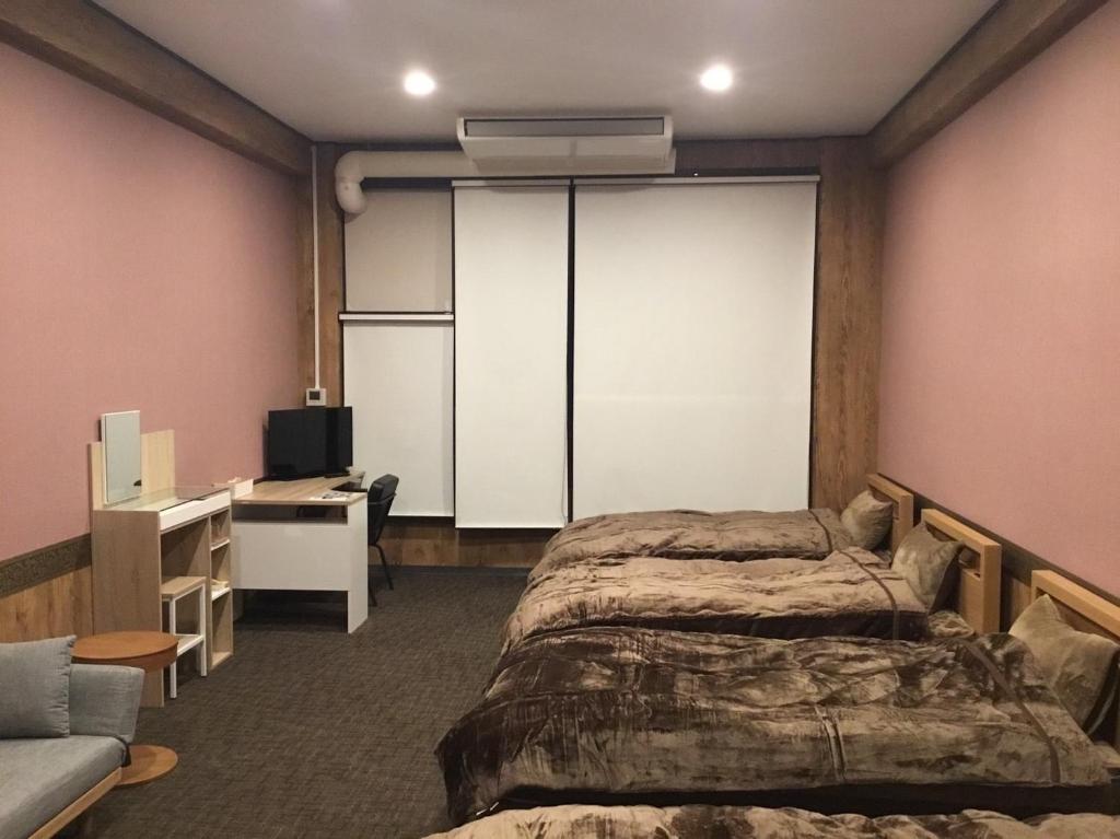 IitoyoIitoko - Vacation STAY 43595v的一间卧室配有一张床、一张书桌和一台电视。
