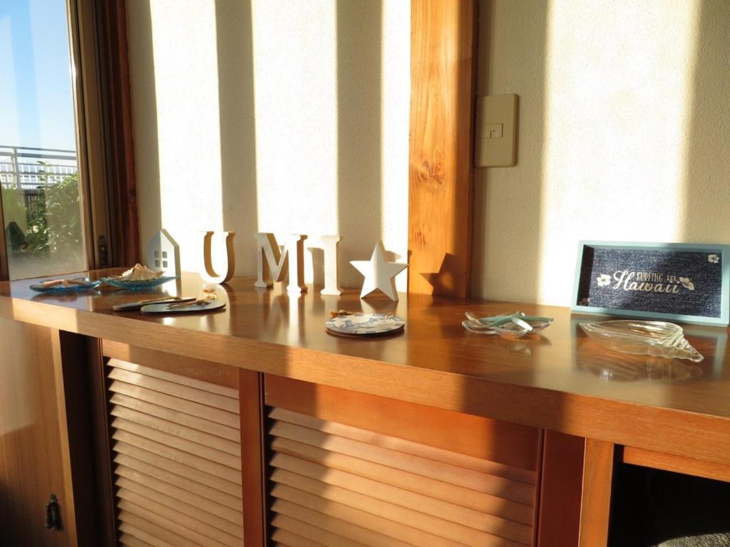 佐渡市Lu Blue Sado SAWANE - Vacation STAY 12885的窗户客房内的一张木桌