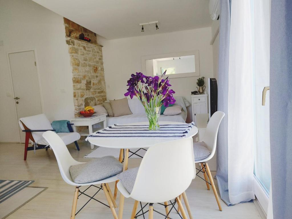 布拉托Apartment Garden, Korcula的白色的用餐室配有桌椅