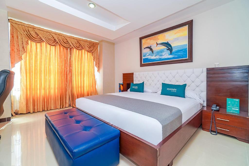 布埃纳文图拉Ayenda Yubarta的一间卧室配有一张大床和蓝色凳子