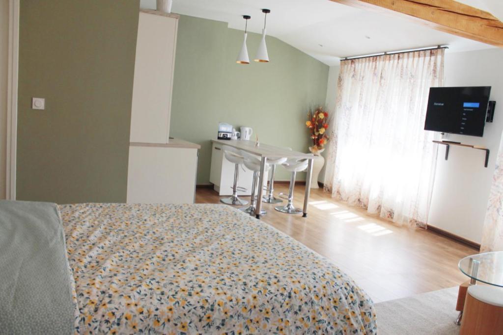 圣艾蒂安Saint Etienne : appartement Châteaucreux 40 M2的卧室配有一张床和一张桌子
