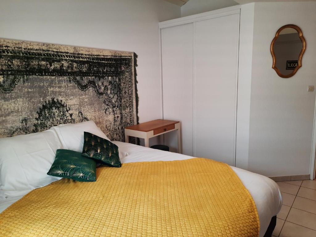 圣埃尔布兰RESIDENCE KER OSMOZ的一间卧室配有一张带两个枕头的床