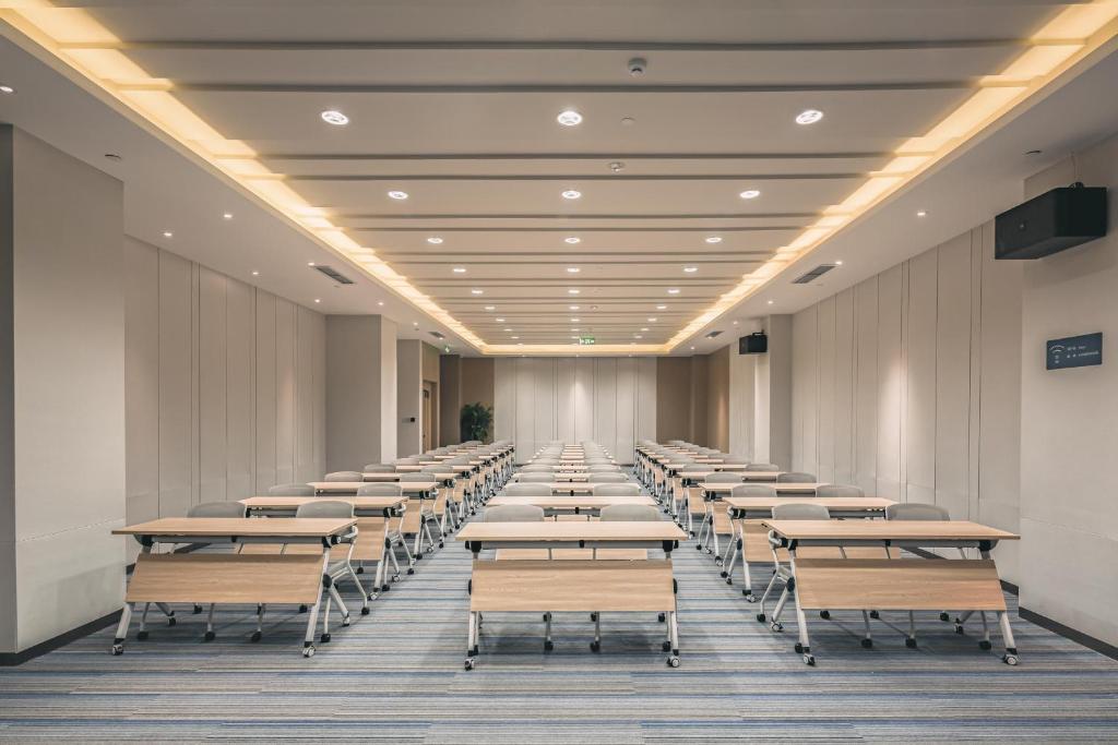 青岛青岛CBD杭州路亚朵酒店的教室里配有桌椅