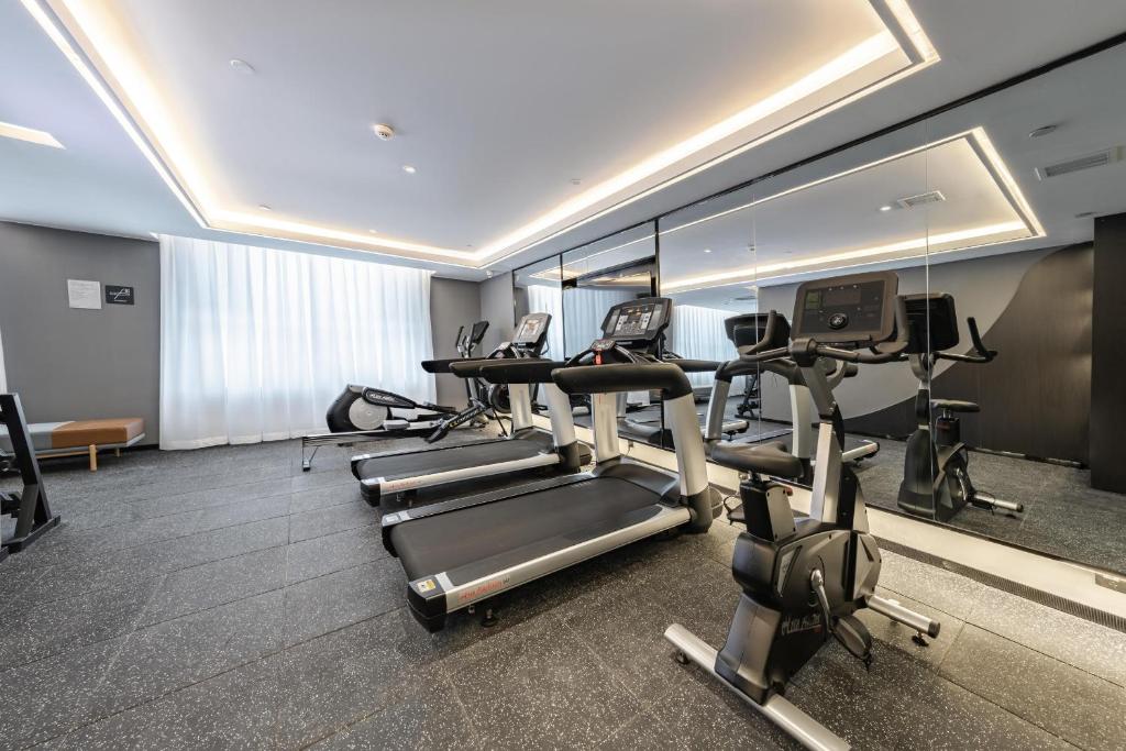 阿勒泰阿勒泰亚朵酒店的一间健身房,里面设有跑步机和椭圆机