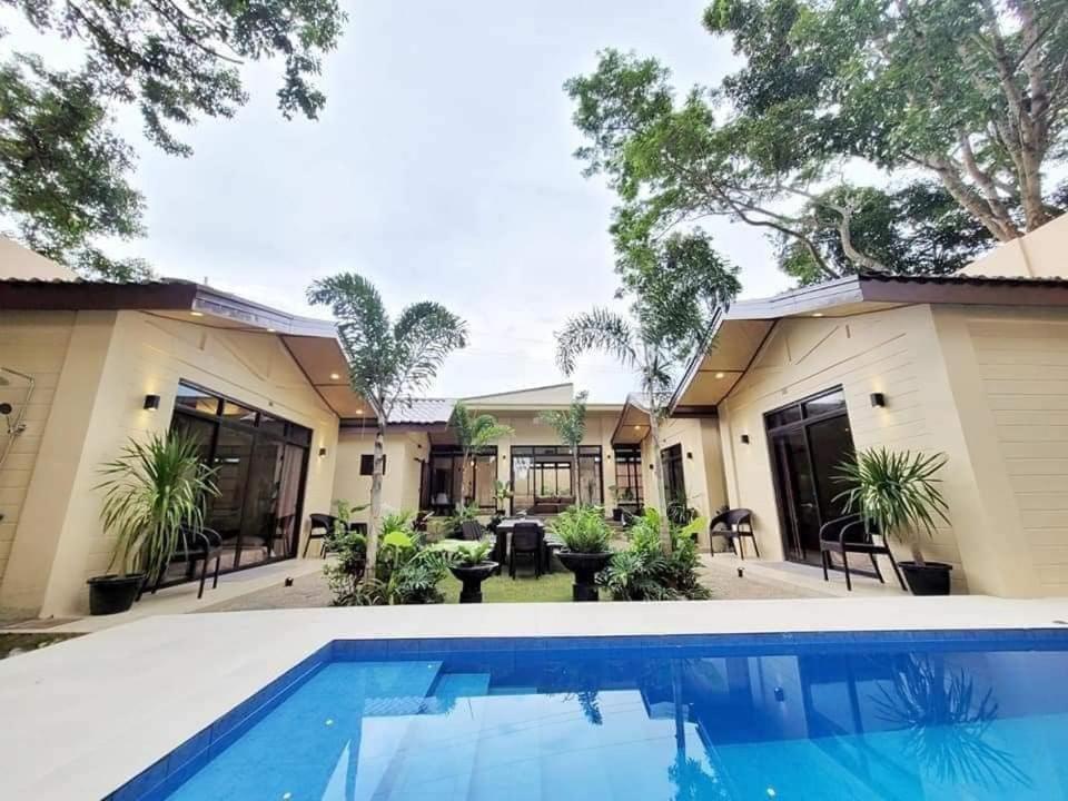 大雅台VYU PRIVATE VILLA - TAGAYTAY的一座房子前面设有游泳池