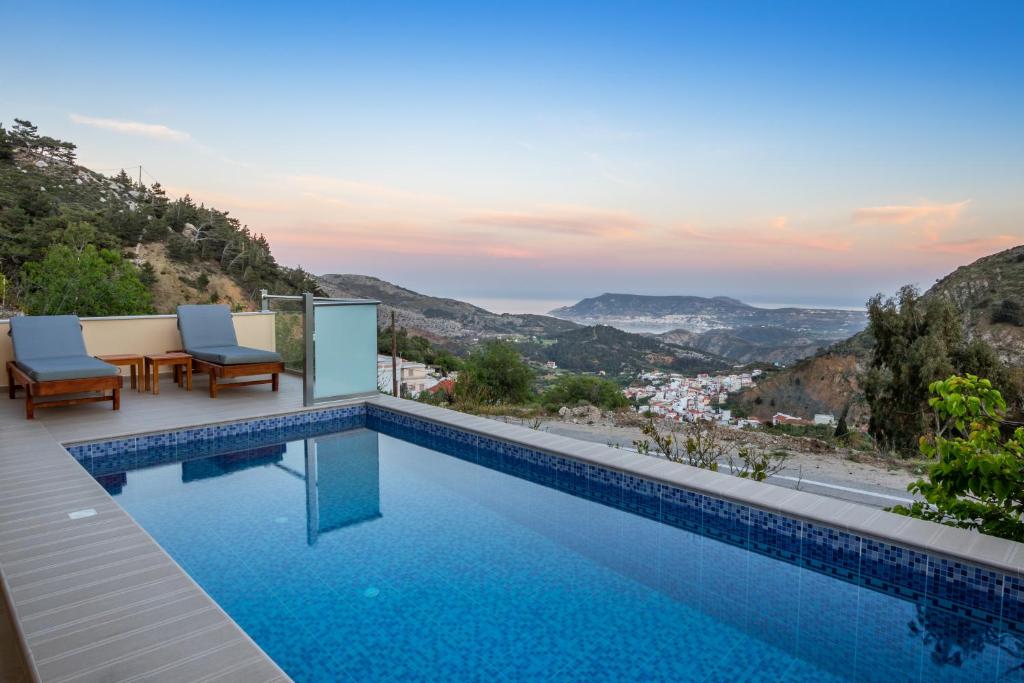 卡尔帕索斯Karpathos View Villa的山景游泳池