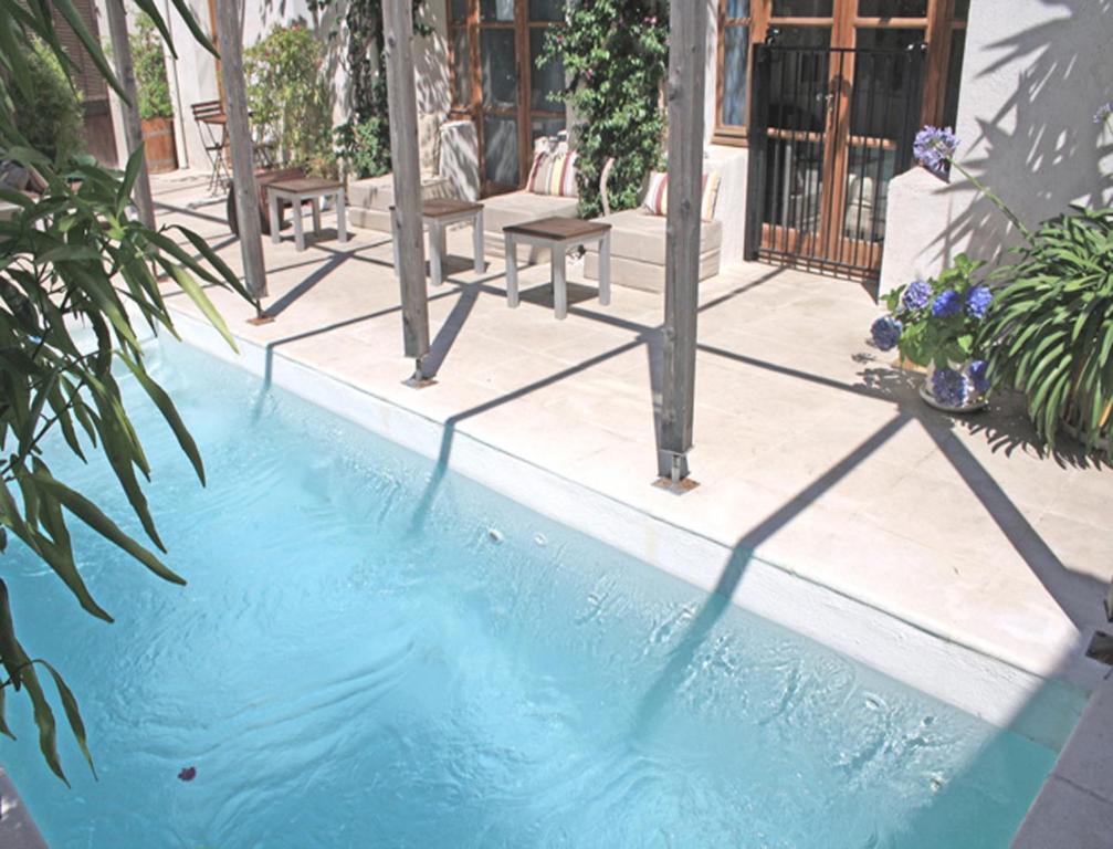 胡安莱潘Villa Saint Charles的庭院里的一个蓝色海水游泳池