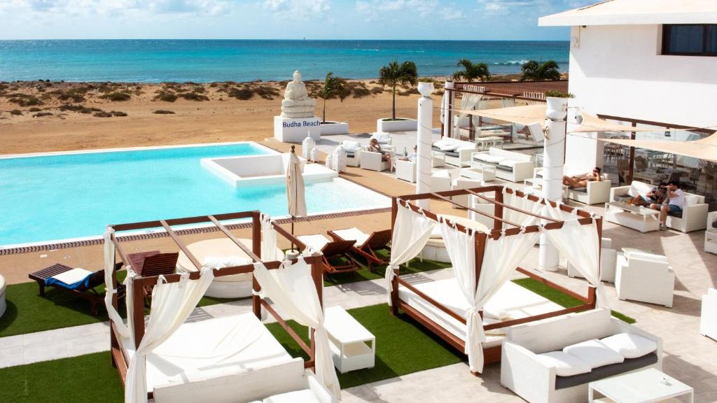 圣玛丽亚Hotel LIVVO Budha Beach的享有度假胜地的空中景致,设有游泳池和海滩
