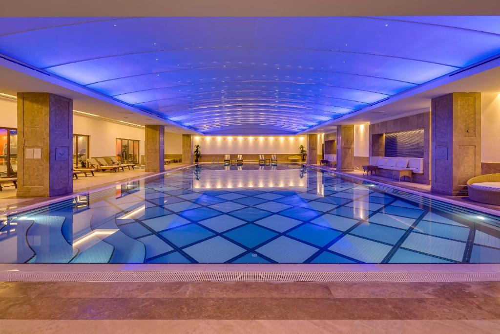 安卡拉Divan Ankara的蓝色天花板的酒店游泳池