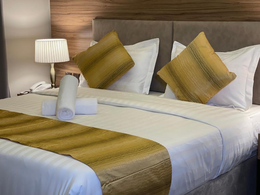 吉达Vital House Apartments شقق البيت الحيوي的卧室配有一张带白色床单和枕头的大床。