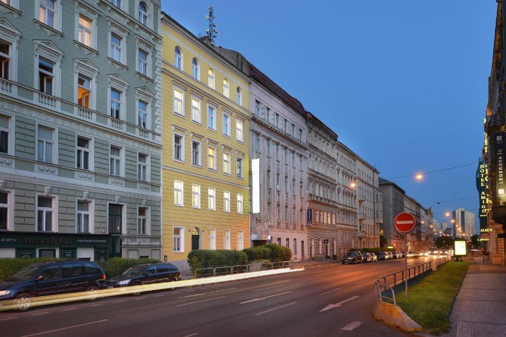 布拉格Prague Season Three Stars的一条拥有许多建筑和停车标志的城市街道