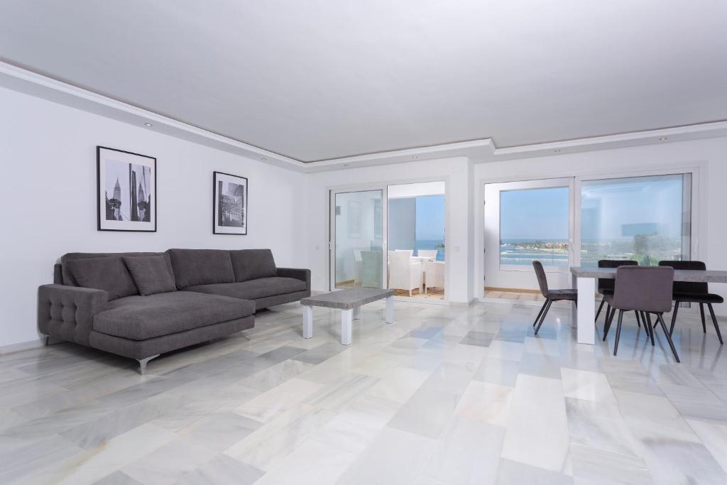 马贝拉B51 Executive Flats Marbella的客厅配有沙发和桌子