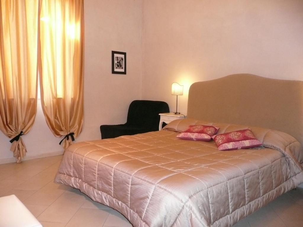 罗马walter guest house的一间卧室配有一张带两个粉红色枕头的床