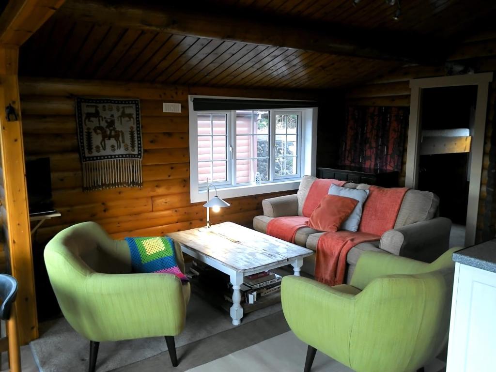 特兹西尼德Shifty Chicken Shack的客厅配有沙发、椅子和桌子