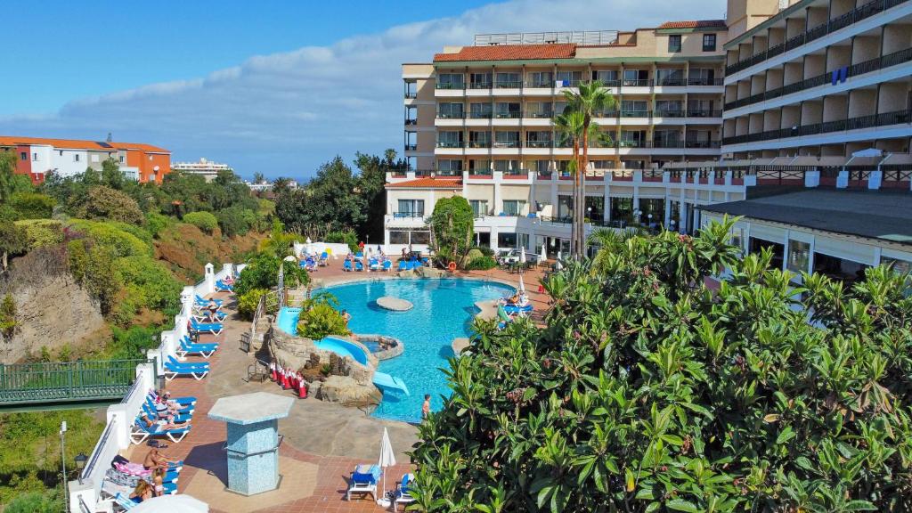 拉克鲁斯蓝色海岸科斯塔乔迪Spa酒店的一个带游泳池的度假胜地和一家酒店