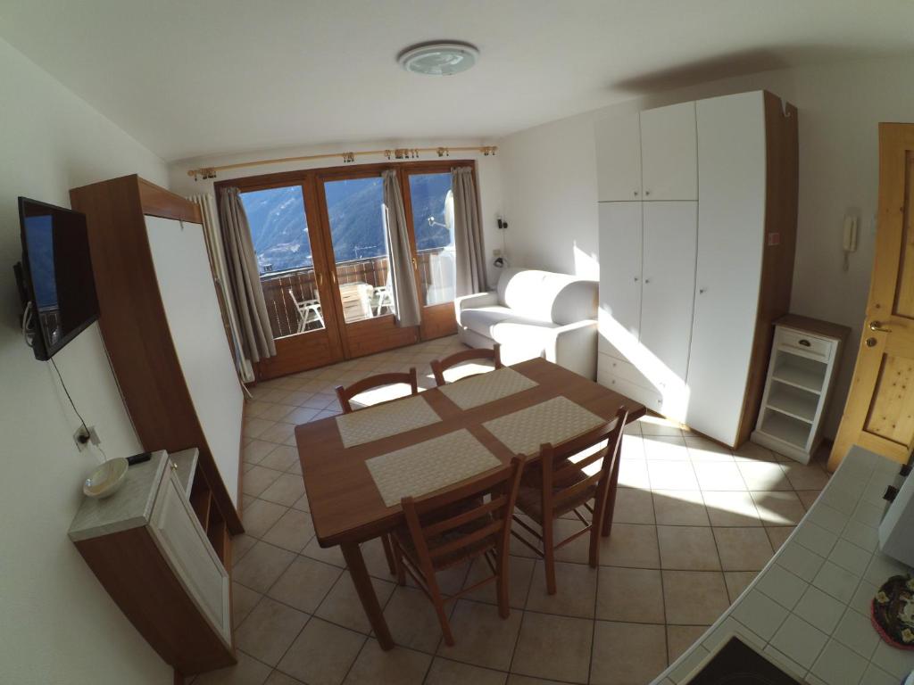 PiattaMonolocale Casericc的客厅配有桌椅和沙发