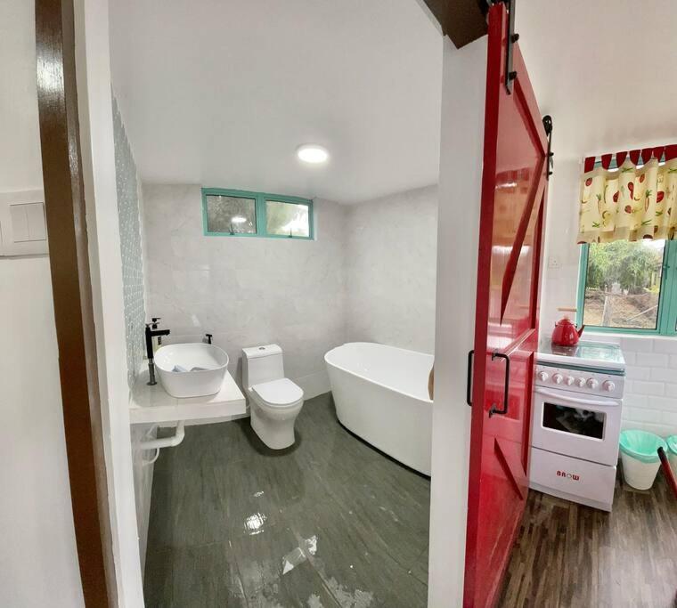 Kampong NailSea Kecil Tiny House near Jetty of Kuala Besut的带浴缸、卫生间和盥洗盆的浴室