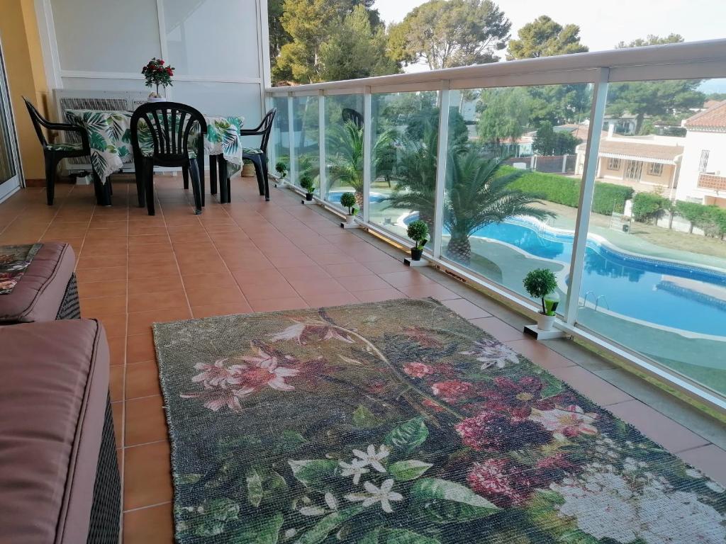 萨洛Salou Apartamento con encanto Martin&RoseHouse的一个带屏风的门廊,享有游泳池的景色