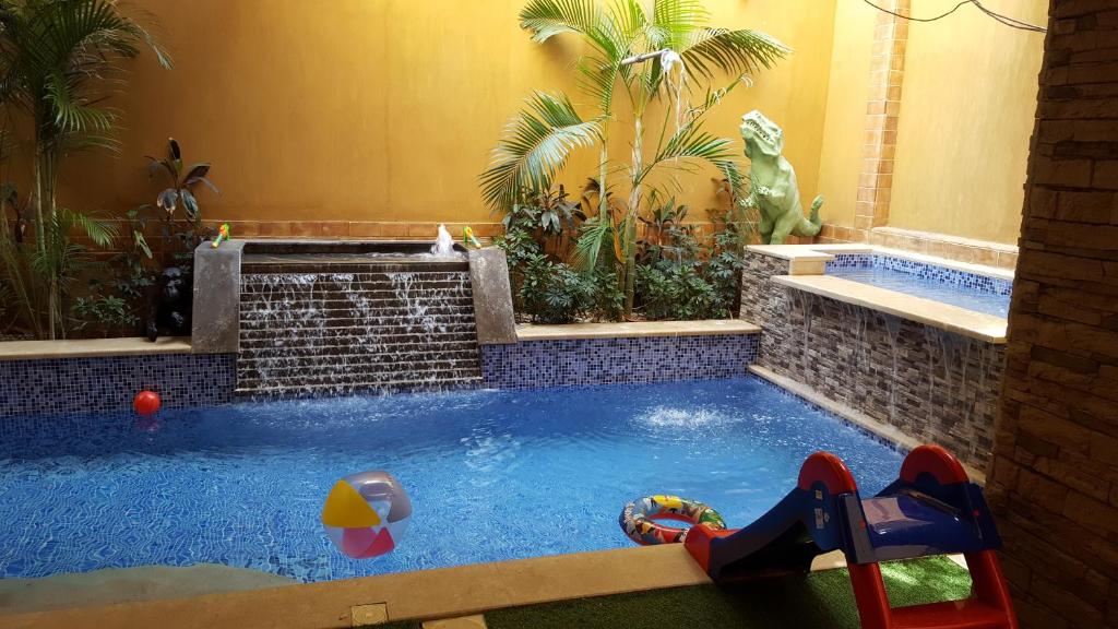 开罗The Resort Studio - New Cairo的一个带游戏设备的小游泳池