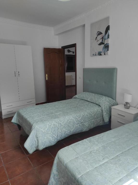 塞特尼尔Casa Rural Moreno的酒店客房,设有两张床和镜子