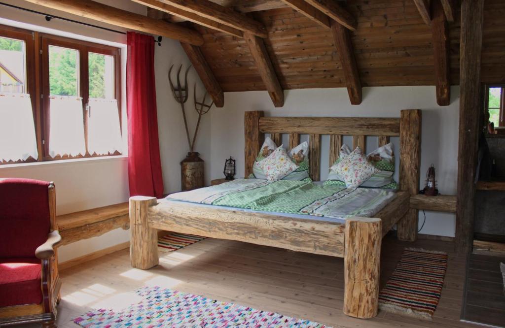 滨湖施图本贝格Tiefala's Eck的一间卧室,卧室内配有一张木床