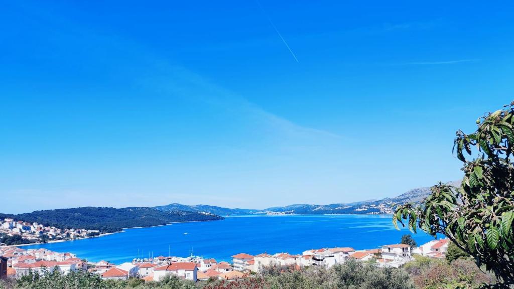 特罗吉尔Dream View Apartments Dalmatia的从山丘上可欣赏到šibenik湖的景色