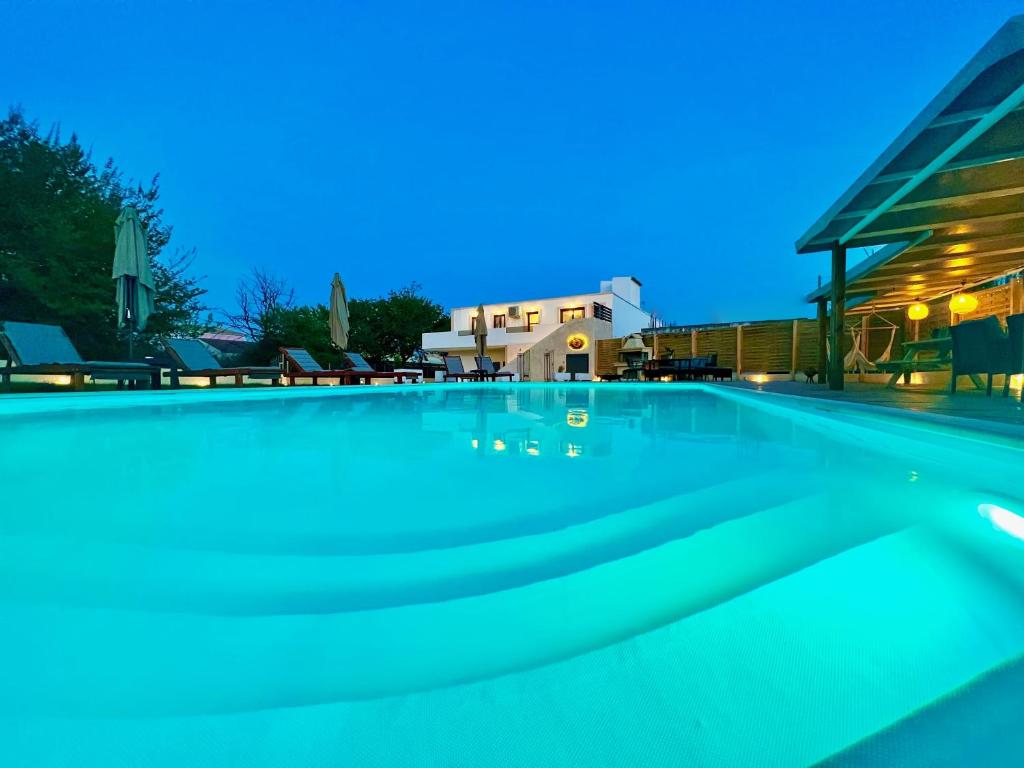 斯达林Beach Villa Verano with private pool的一座大型游泳池,晚上与大楼相连