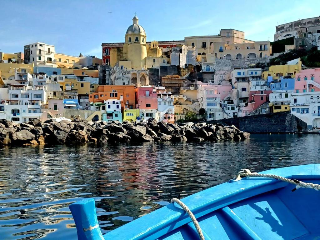 普罗奇达La Casa Azzurra的水面上的船只享有城市美景