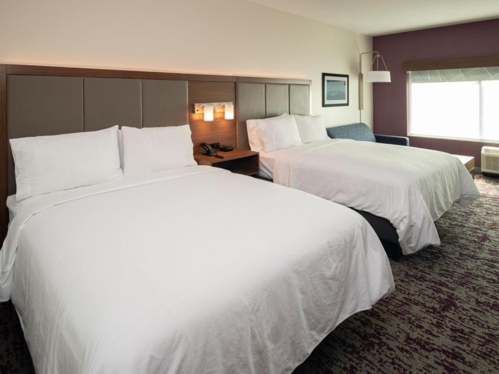 Holiday Inn Express & Suites - Little Rock Downtown, an IHG Hotel客房内的一张或多张床位