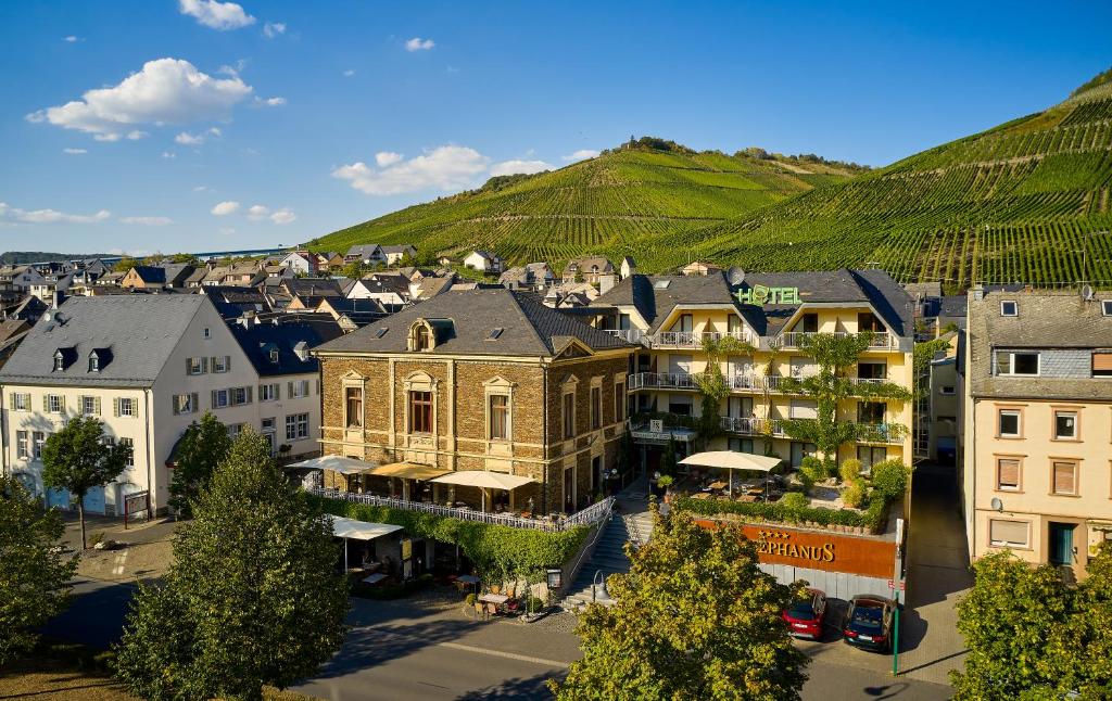 策尔廷根-拉蒂希圣斯特普诺斯维纳酒店的享有绿色山丘小镇的空中景致
