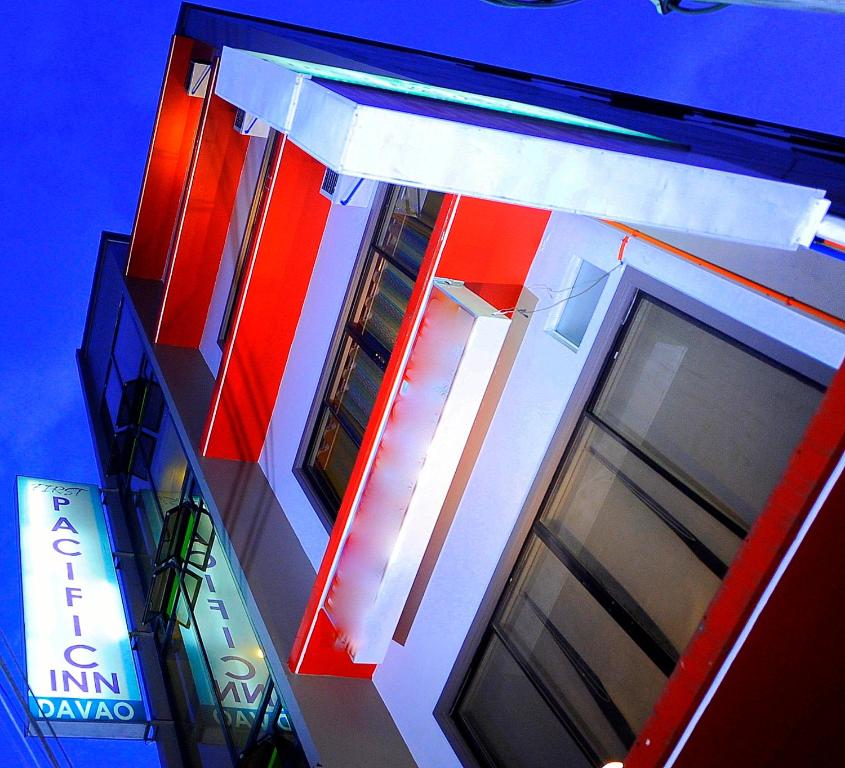达沃市达沃第一太平洋宾馆的蓝色的红色和白色建筑