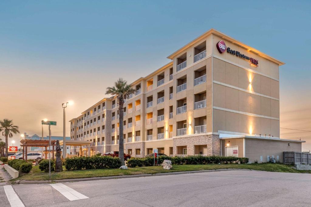 加尔维斯敦Best Western Plus Galveston Suites的前面有一个停车位的酒店