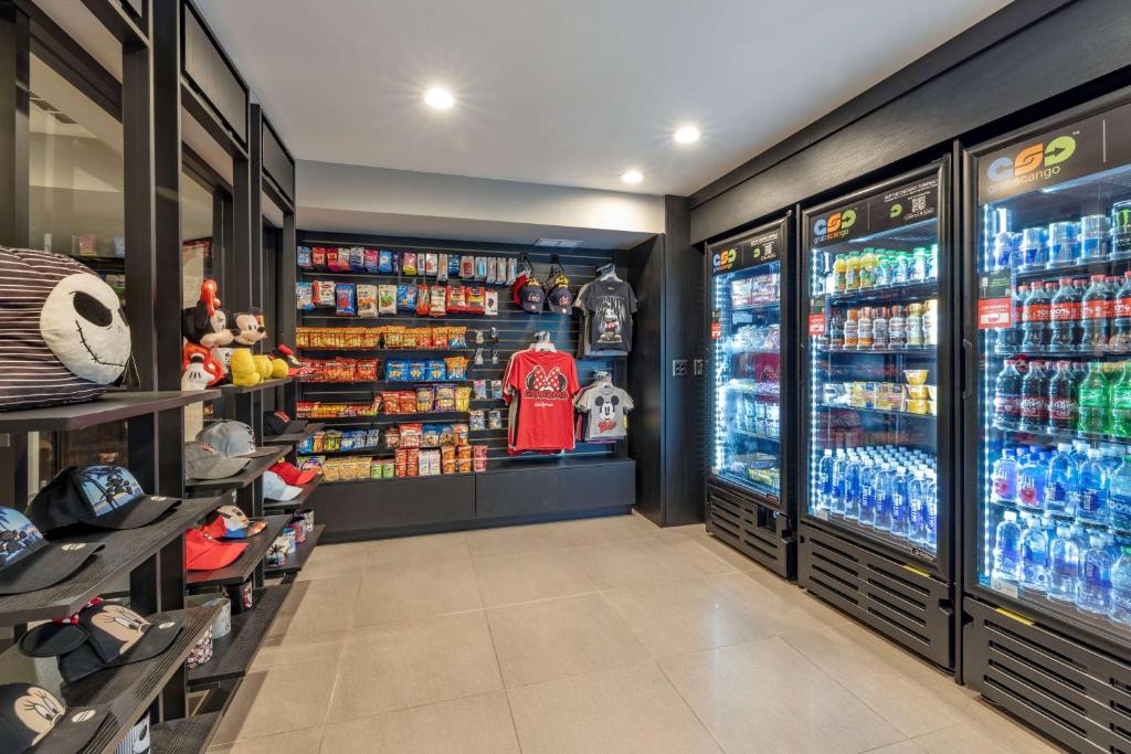 酒店内部或周边的超市或其他商店