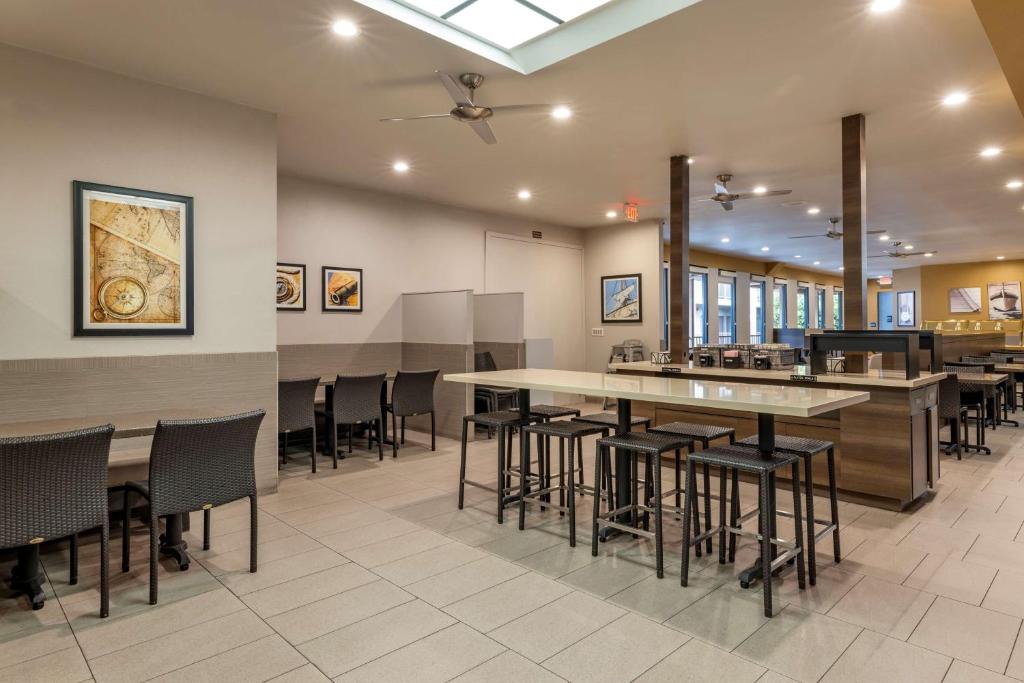 安纳海姆Best Western Plus Park Place Inn - Mini Suites的餐厅内带桌椅的用餐区