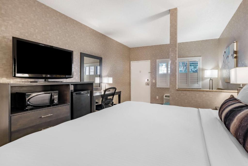 Best Western Plus Park Place Inn - Mini Suites客房内的一张或多张床位