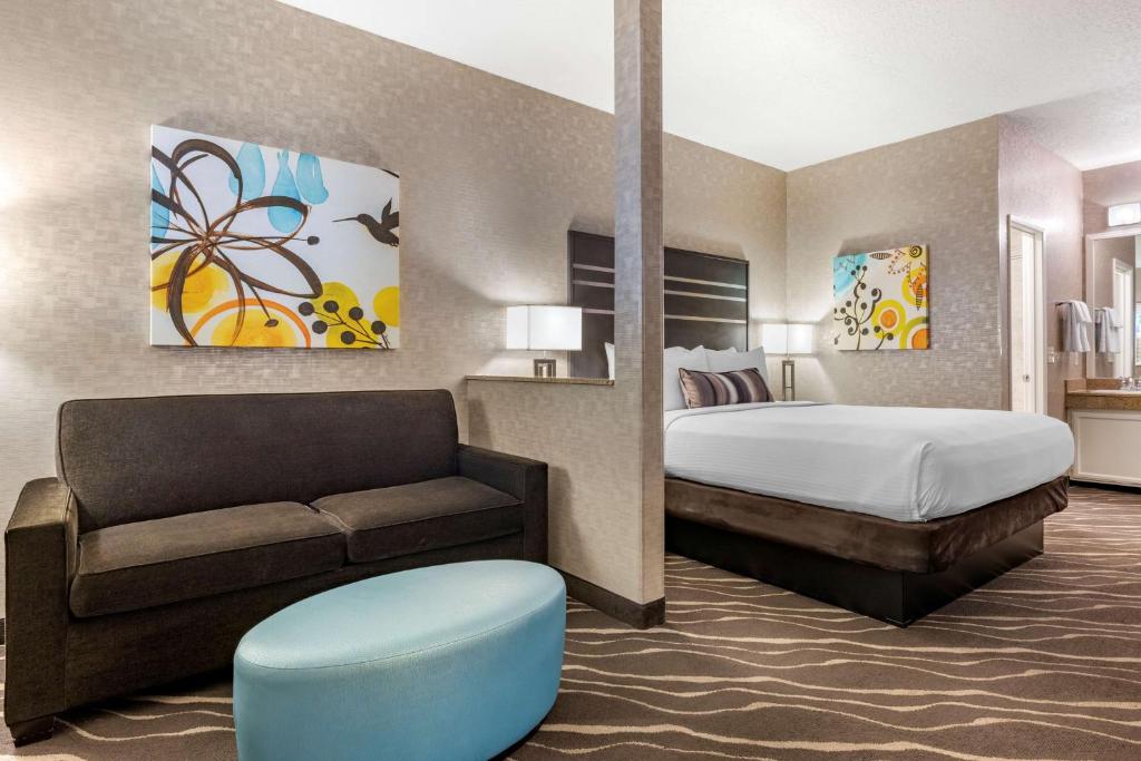 Best Western Plus Park Place Inn - Mini Suites客房内的一张或多张床位