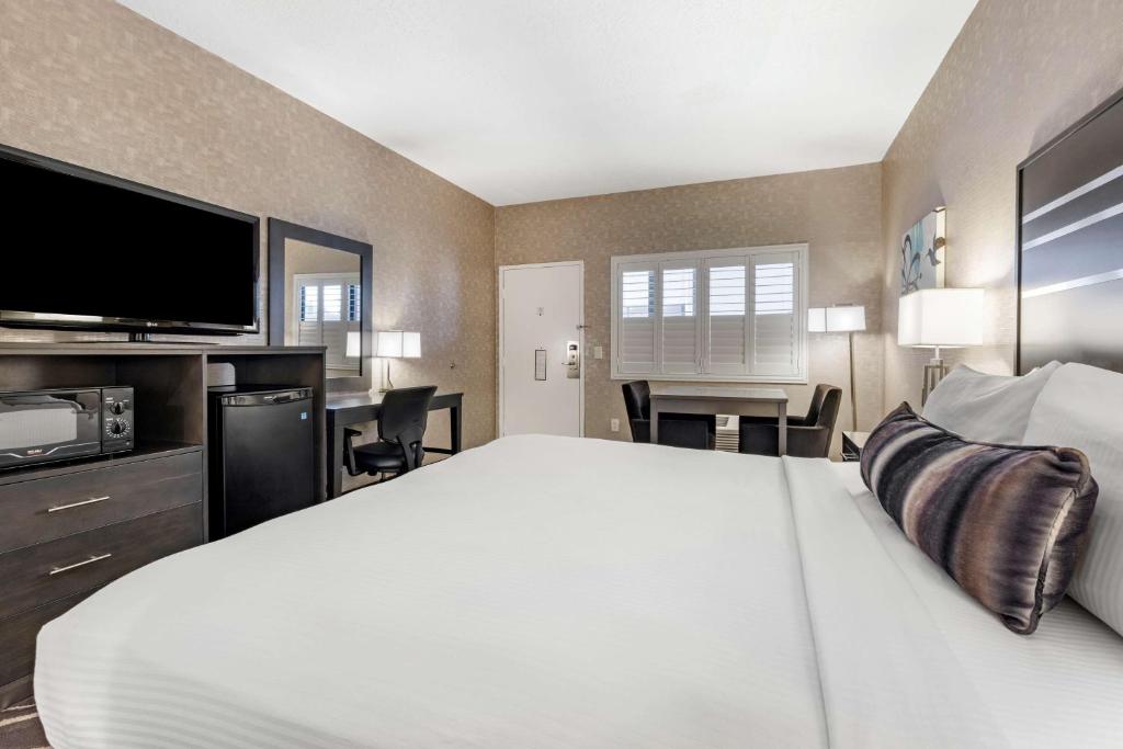 Best Western Plus Park Place Inn - Mini Suites客房内的一张或多张床位
