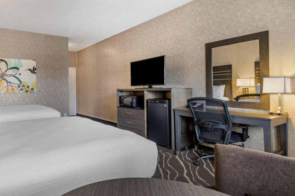 Best Western Plus Park Place Inn - Mini Suites的电视和&#47;或娱乐中心