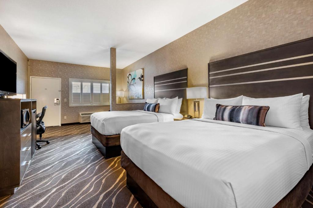 Best Western Plus Park Place Inn - Mini Suites客房内的一张或多张床位