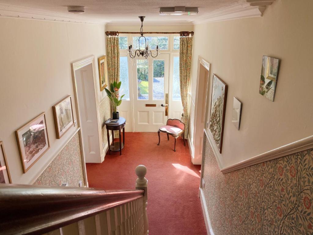 贝图瑟科伊德Tyn Y Fron 6 bedroom house in Betws-y-Coed Snowdonia的走廊上设有楼梯,有楼梯