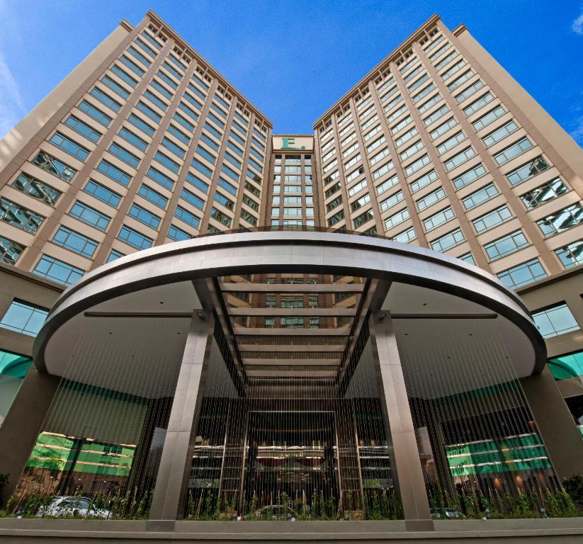 八打灵再也吉隆坡颐思殿酒店的一座大型建筑,两座高楼