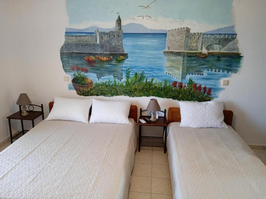 阿菲托斯LITTLE LEPANTO的墙上画画的房间里设有两张床