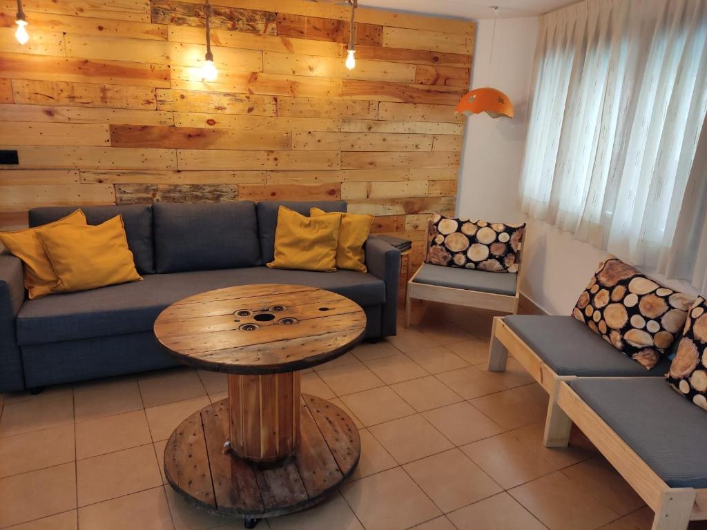 奥尔塔-德圣胡安Casa del Pintor的客厅配有蓝色的沙发和桌子