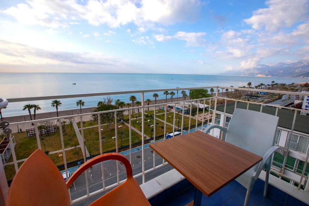 安塔利亚水晶海滨酒店的阳台配有桌子,享有海景。