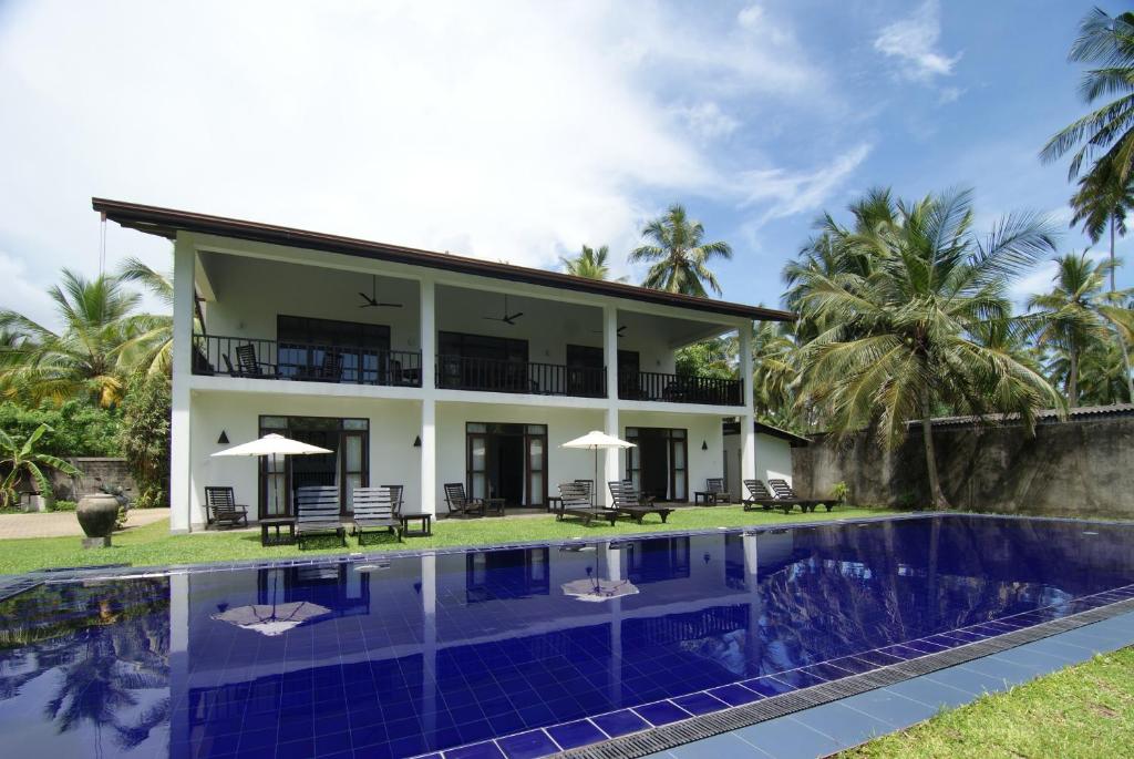 本托塔Nil Menik Villa的一座房子前面设有游泳池