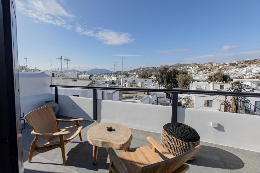 米克诺斯城She Mykonos - Luxury Apartments的美景阳台,配有桌椅