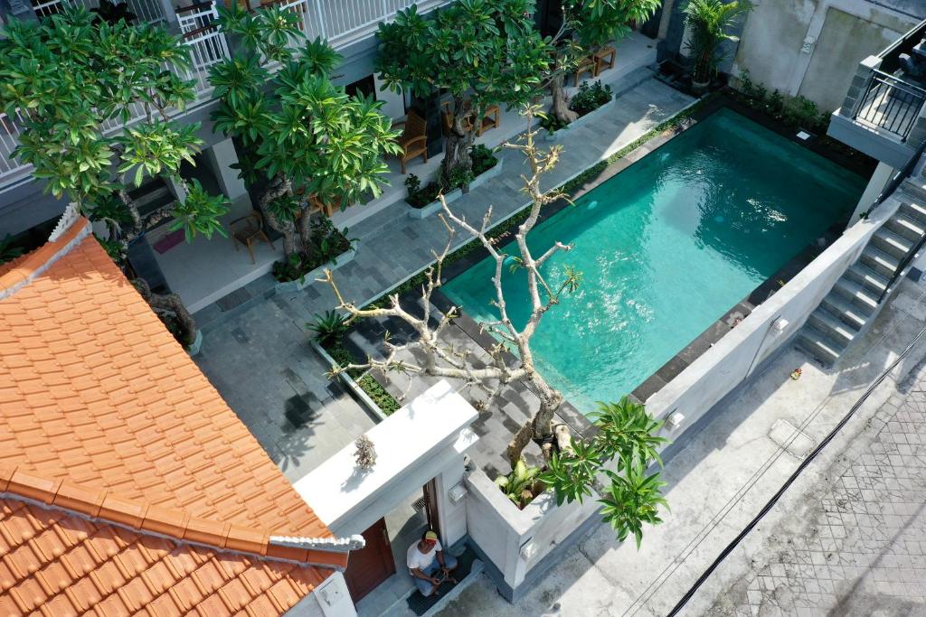 坎古Sandat Living的大楼游泳池的顶部景色
