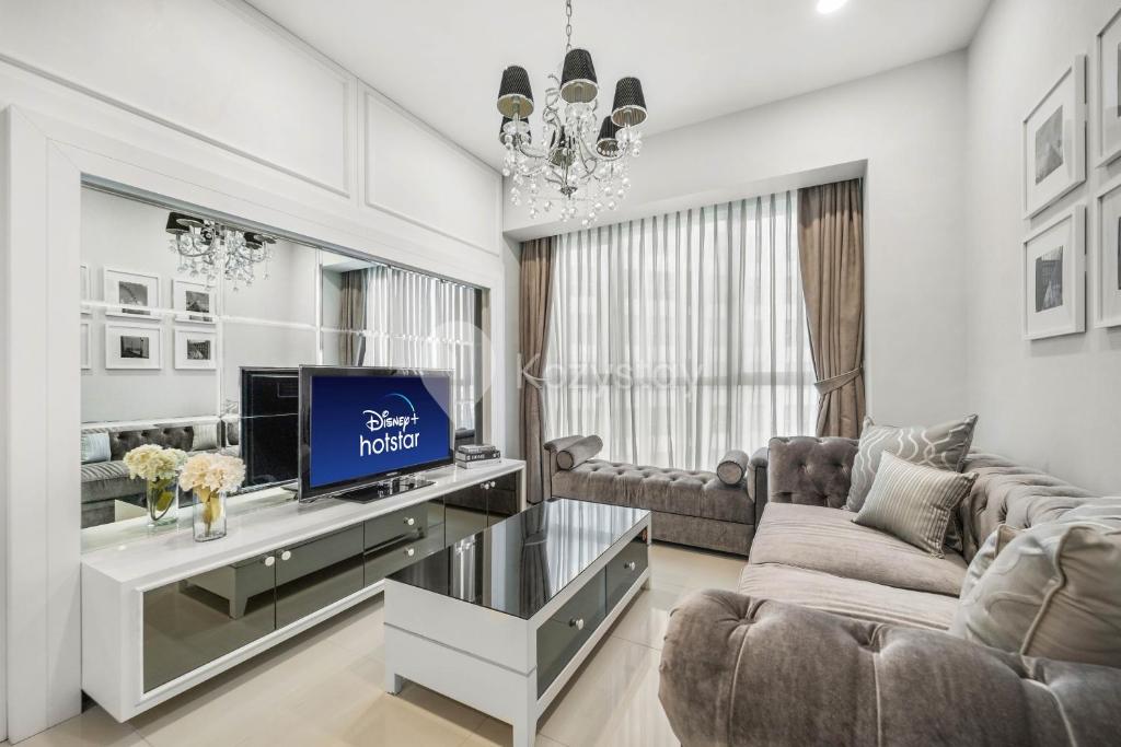 雅加达Castille by Kozystay - Gandaria的带沙发和电视的客厅