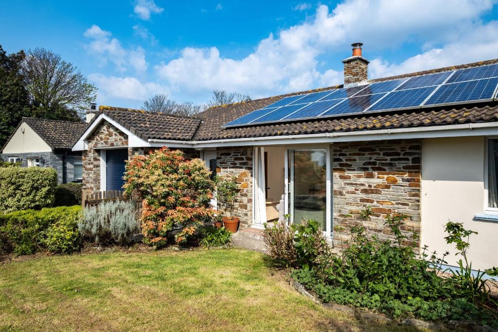 以撒港Highlands的屋顶上设有太阳能电池板的房子