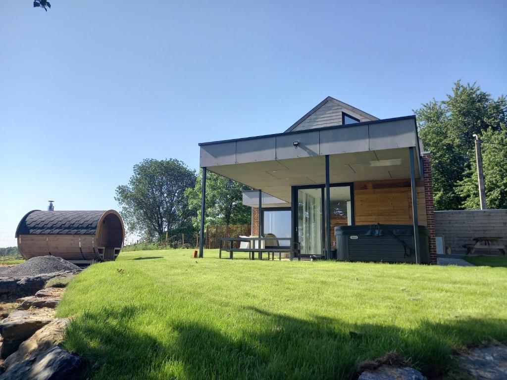 EllezellesLa Rigaudrye的草坪上带玻璃屋顶的小房子